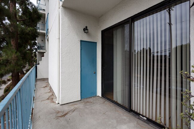 Building Photo - Heart of Bankers Hill at La Parc Chateau!