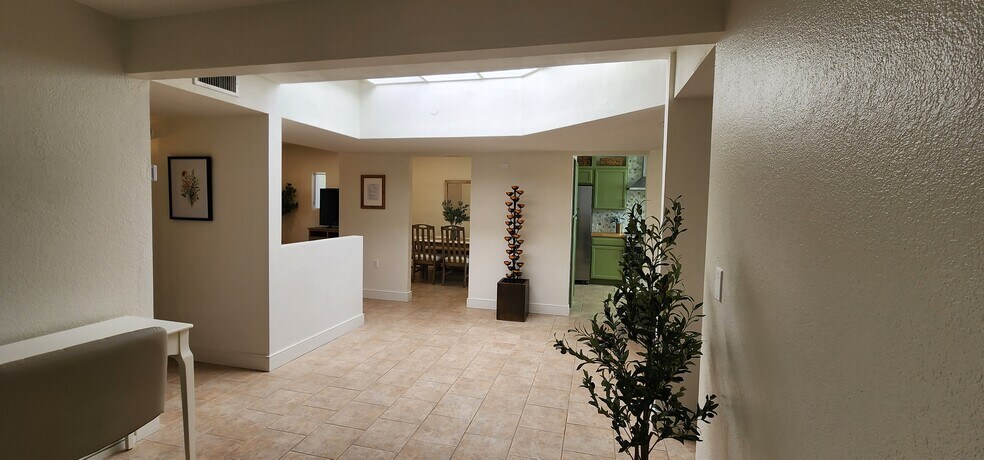 Building Photo - 432 W San Ignacio