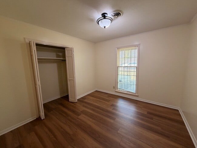 Building Photo - 2604 McArthur Dr