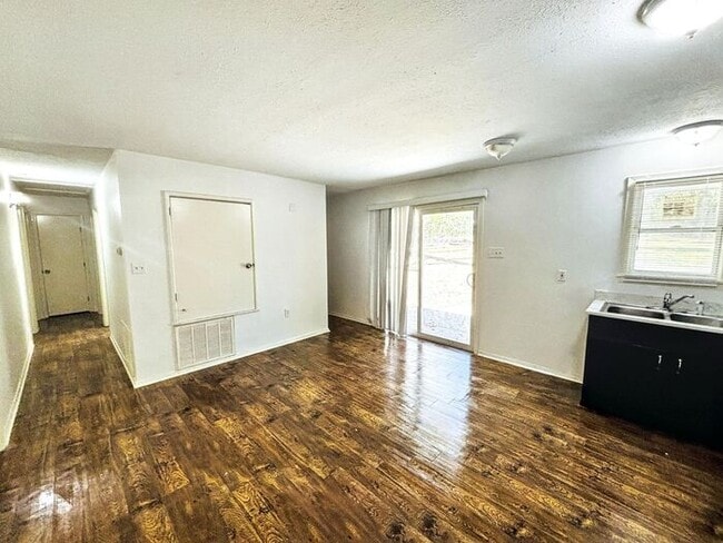 Building Photo - Charming 3-Bedroom Home with Modern Comfor...
