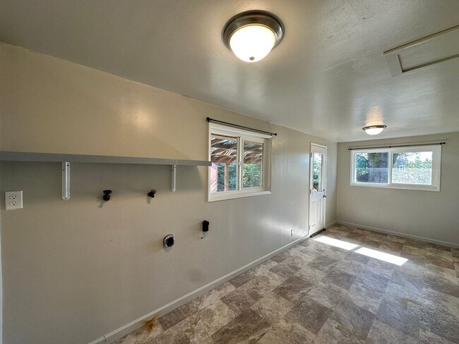 Building Photo - $500 Off March 2026 Rent!