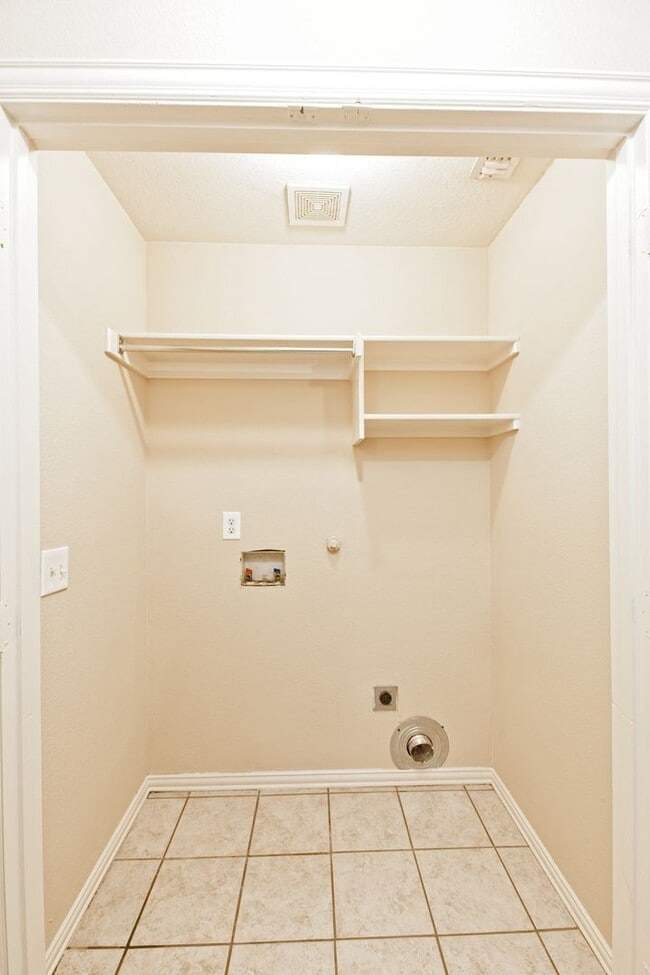 Building Photo - Duplex for lease with private backyard