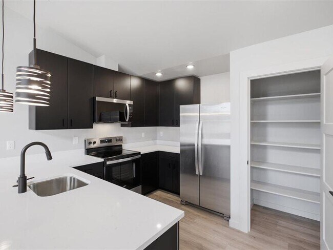 Building Photo - 1394 Overlook Ave NW
