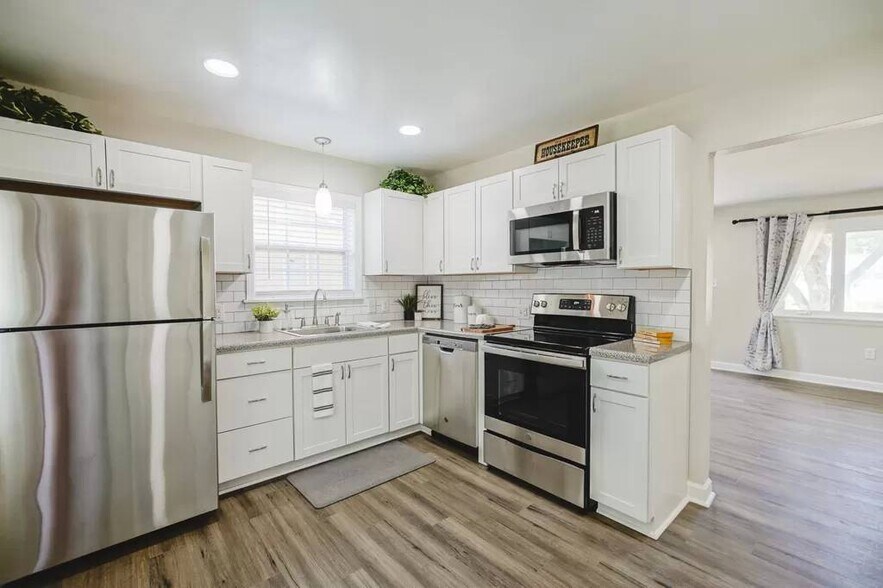 Building Photo - 2106 Longleaf Dr
