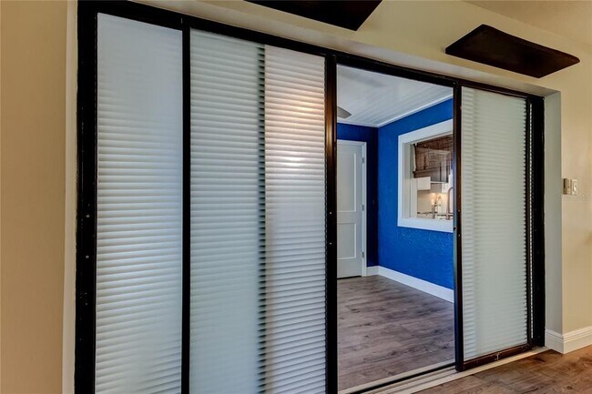 Building Photo - 2673 Sabal Springs Cir