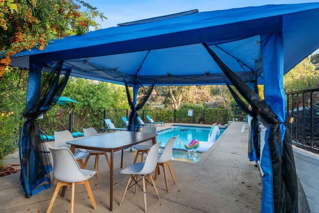 Building Photo - 5048 Bluff Pl