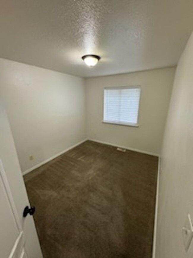 Building Photo - Calling all renters!! Make this your home ...