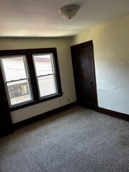 Building Photo - 1033 E 28th St