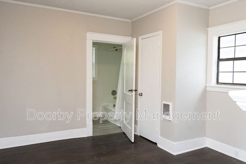 Building Photo - 1809 Wilcox Blvd