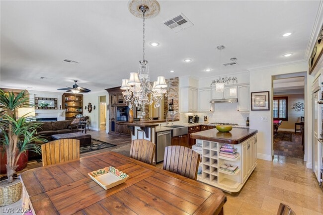 Building Photo - 724 Pinnacle Heights