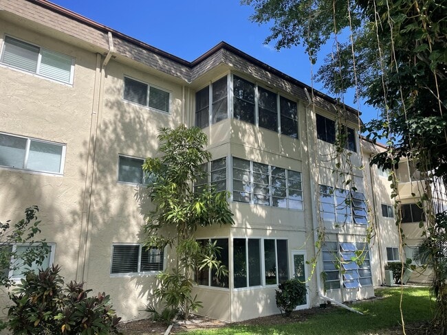 Building Photo - 705 Lori Dr