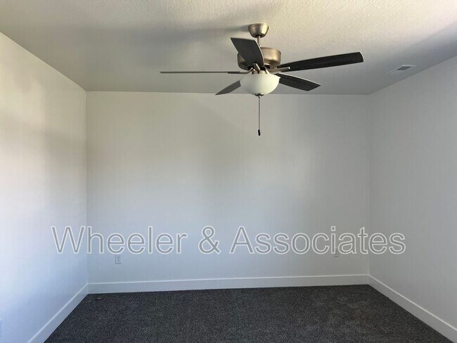 Building Photo - 318 38th St