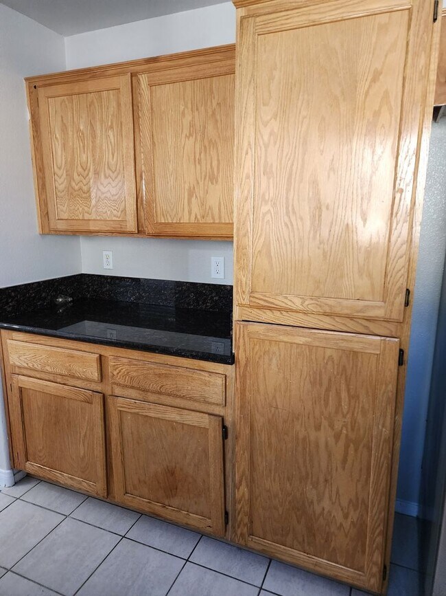 Building Photo - 4 Bedroom, 3 bath, RV parking Separate yard home