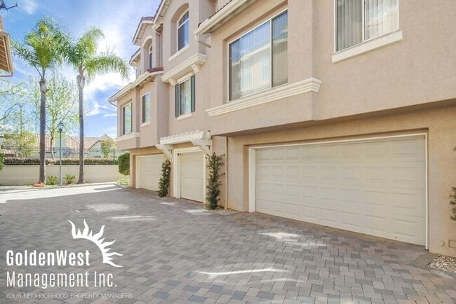 Building Photo - Immaculate 3Bdm 2.5Ba Townhouse with  2-Car Garage