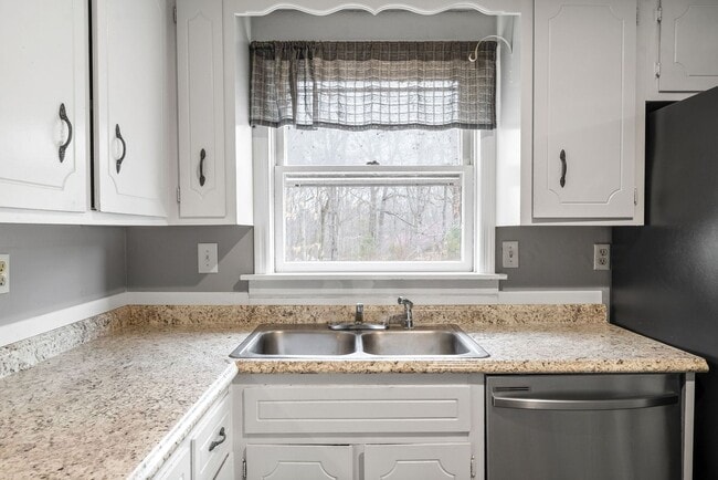 Building Photo - Lovely home on beautiful wooded corner lot