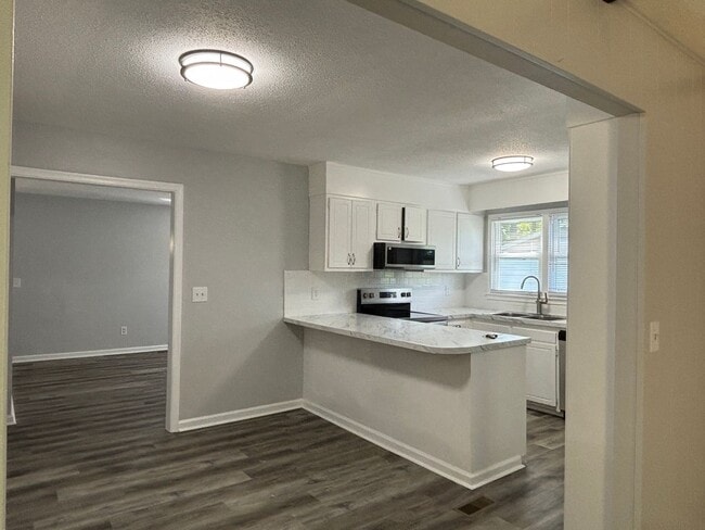 Building Photo - Renovated 3-bedroom convenient to major highways