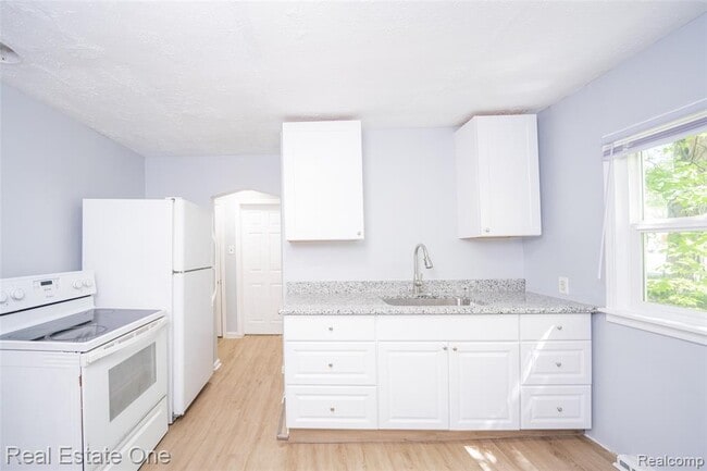Building Photo - 22675 Santa Maria St