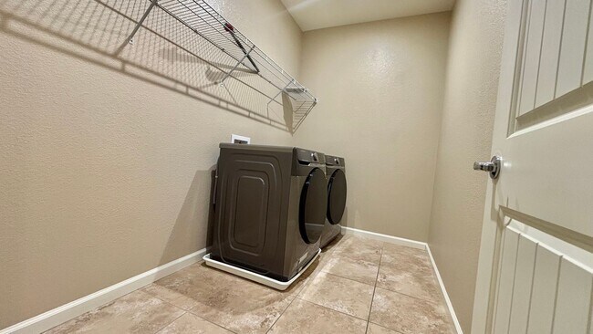 Building Photo - 12011 Country Garden Dr