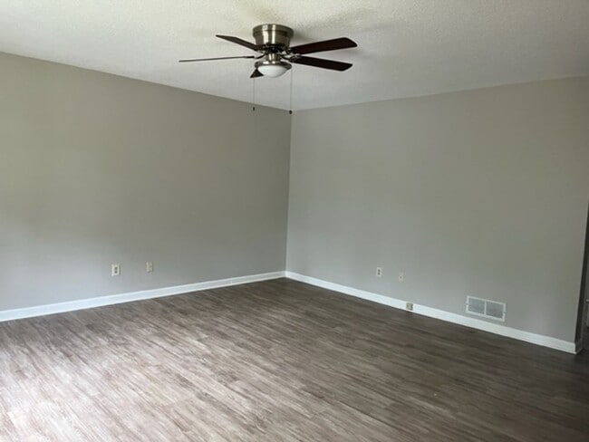 Building Photo - 6-2800 A