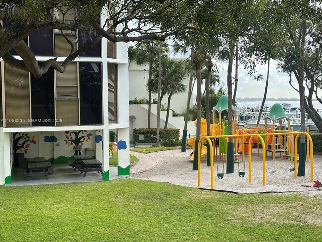 Building Photo - 1925 Brickell Ave