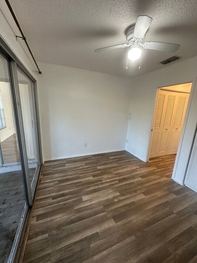 Building Photo - 7355 Parkside Villas Dr N