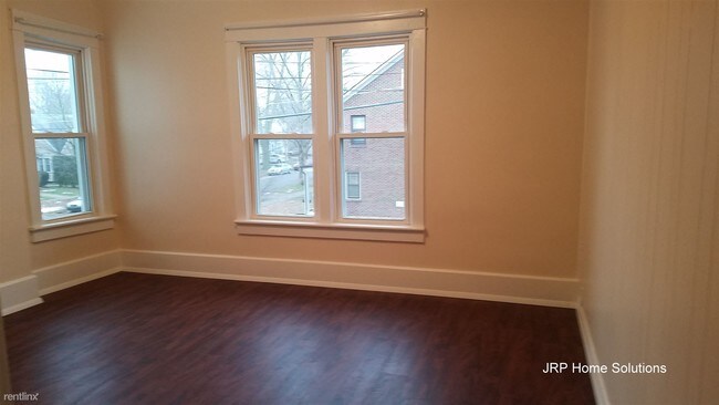 Building Photo - 2 br, 1 bath Triplex - 736 1/2 Carlton Blv...