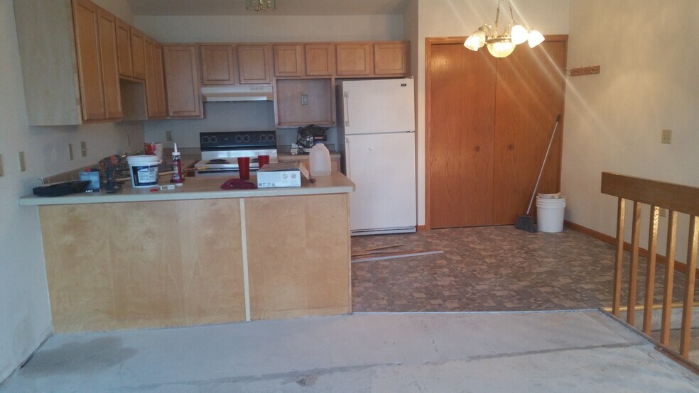 Building Photo - 320 E Tyranena Park Rd