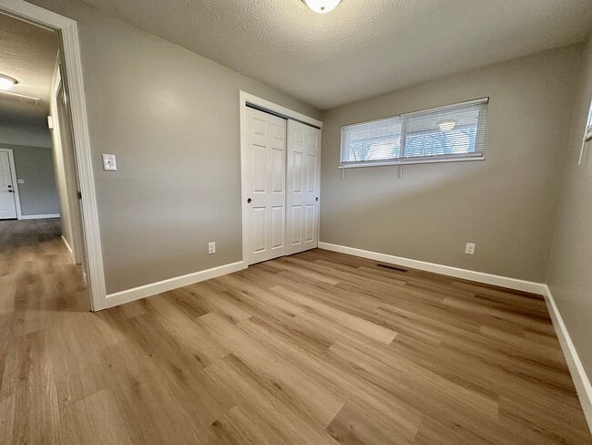 Building Photo - 305 Primrose Ln