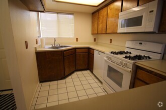 Building Photo - 2 bedroom, 1.5 bath Condominium