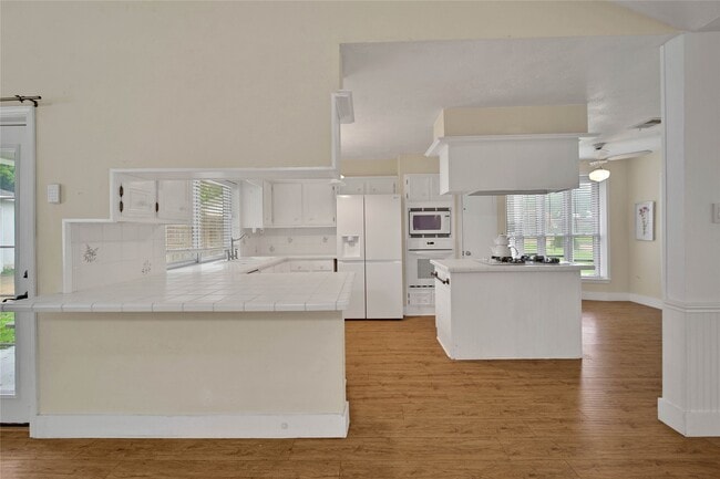 Building Photo - 626 Park Knoll Ln