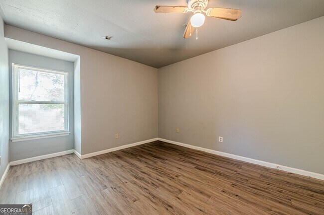 Building Photo - 2016 Oak Park Ln