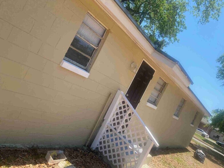 Building Photo - 729 Corn Ave