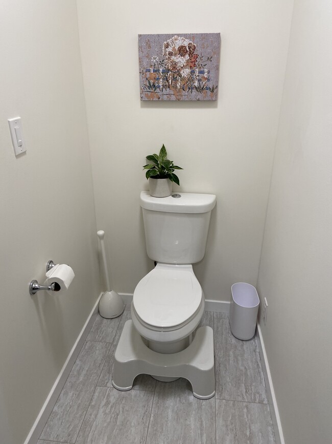 En-suite half bath - 2034 Augustan Ave