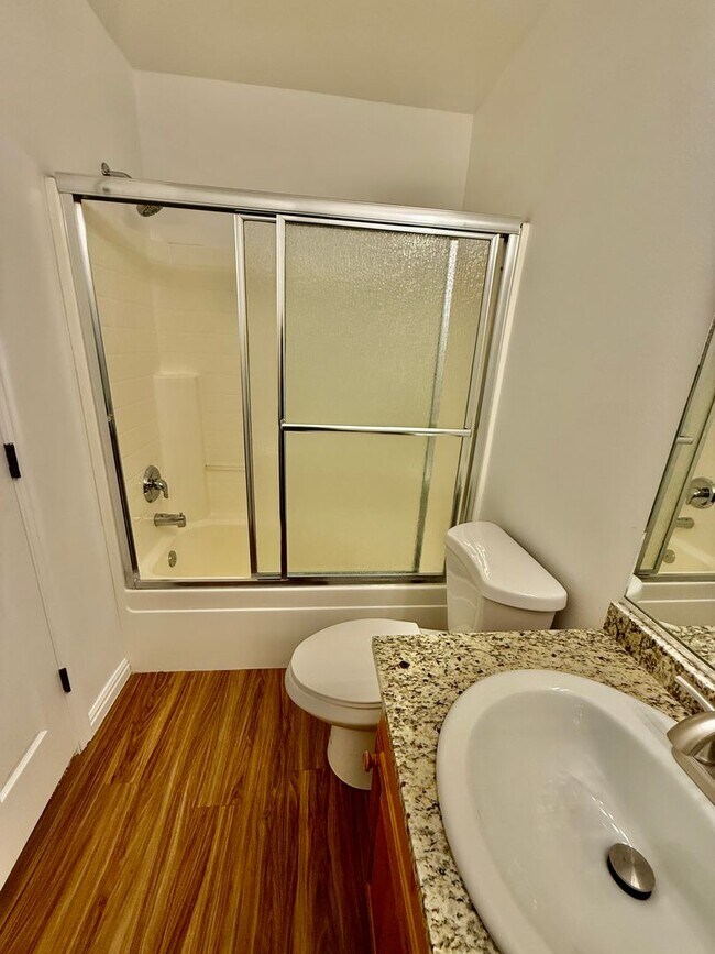 Building Photo - Redone Lexington Hills Townhome
