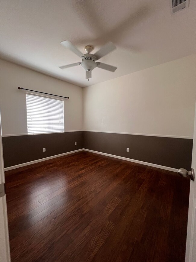 Building Photo - Super Cute 3 bedroom 2 bathroom single sto...