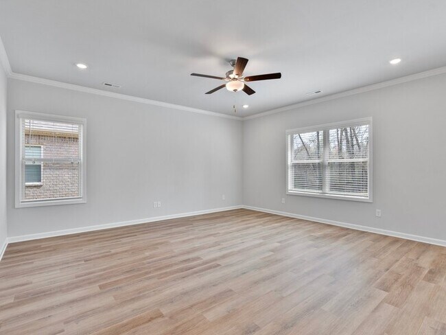 Building Photo - 210 Saddle St