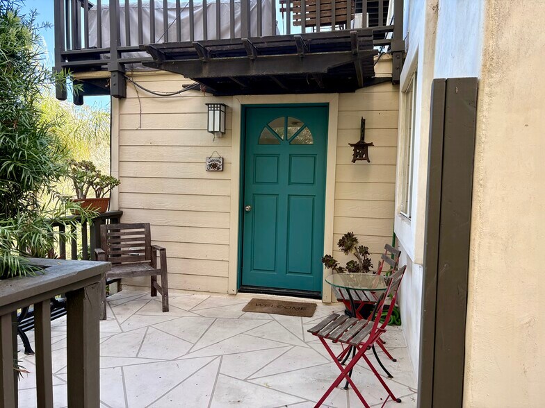 Private Entrance - 8729 Hollywood Hills Rd