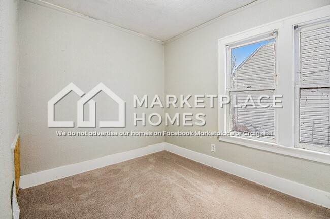 Building Photo - 15457 Cloverlawn Ave