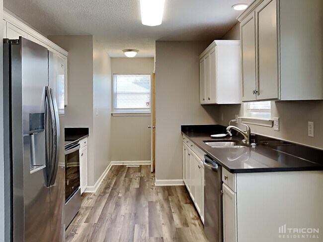 Building Photo - 2425 Saluda Dr