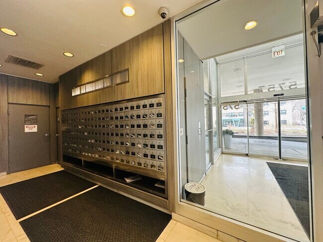 Building Photo - 5757 N Sheridan Rd