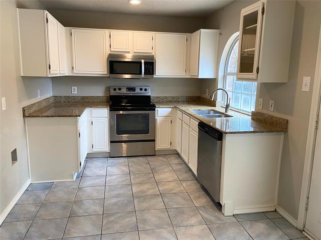 Building Photo - 802 Red Oak Dr