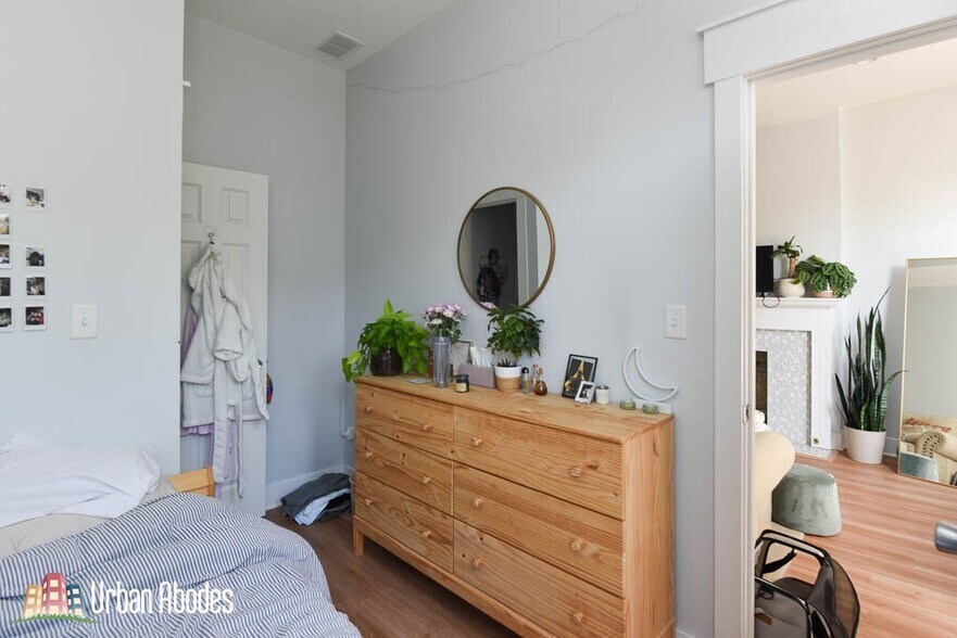 Building Photo - 870 W Buckingham Pl