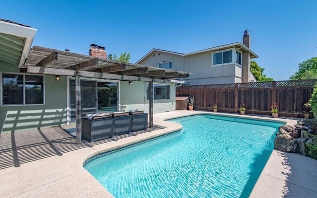 Building Photo - 483 Ontario Dr