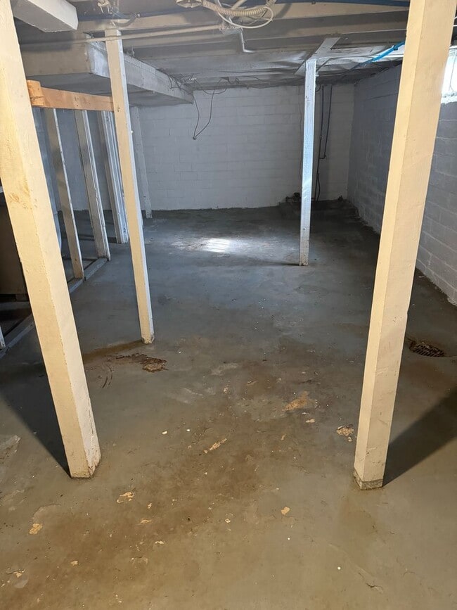 Building Photo - 2 Bedroom House - RENT SPECIAL!