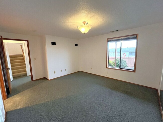 Building Photo - 1870 N Skyline Dr