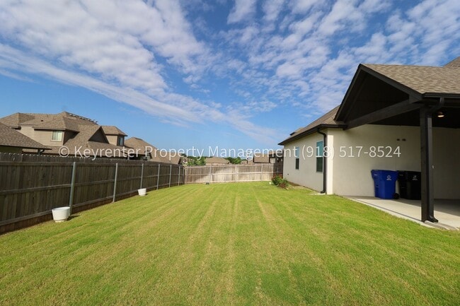 Building Photo - COMING SOON! Marvelous and Modern 3 Bed/ 3.5 Bath Home in South Broken Arrow!