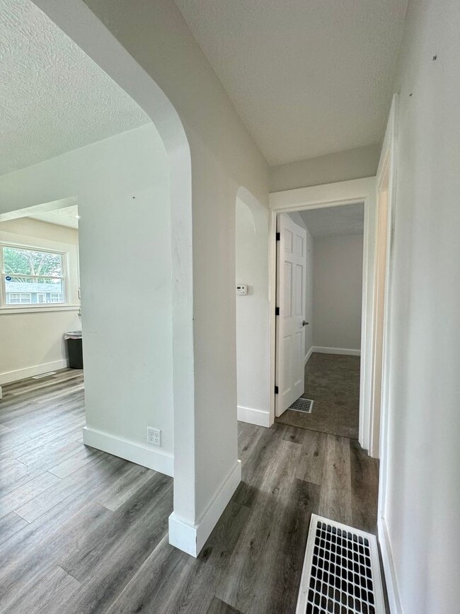 Building Photo - Updated & Move-In Ready Home for Rent – 2B...