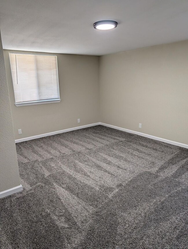 Building Photo - Nice Family Home