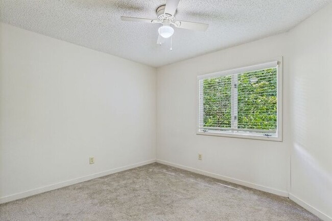 Building Photo - Charming 3-Bedroom Townhome in Sunset Woods