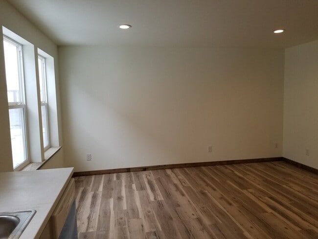 Building Photo - Jump Acres